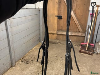 Träns hästutrustning till salu: Svart träns med vit pad på nosgrimman i Landsbro - Annons 22