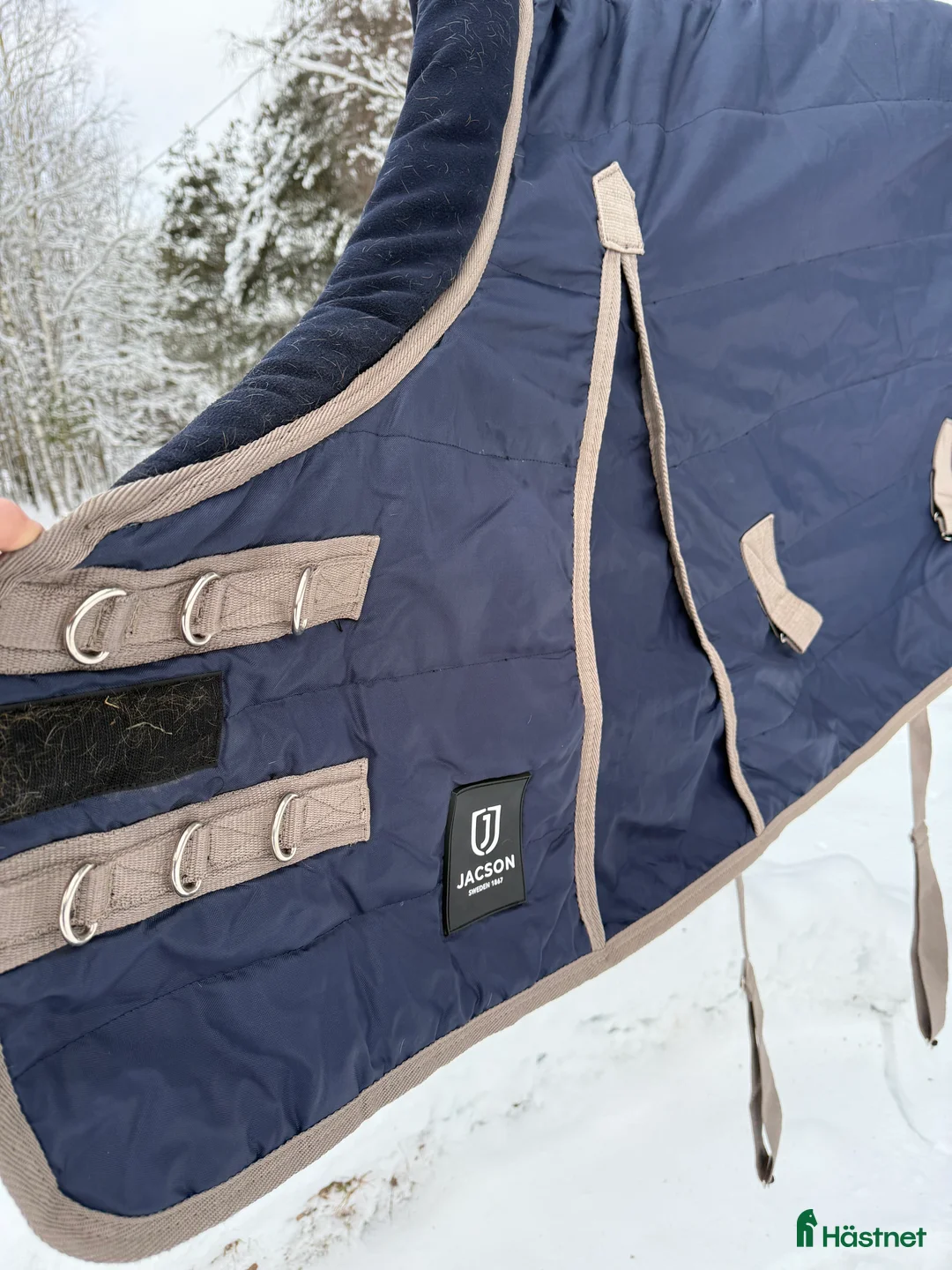 Täcken hästutrustning till salu: Stalltäcke 100 gram 135 cm i Visby - Annons 2