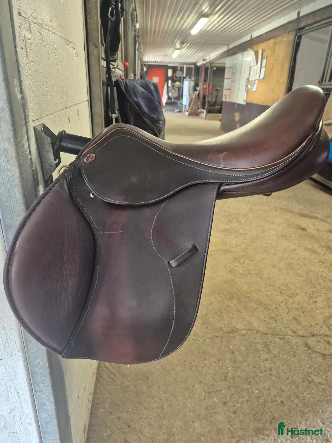 Sadlar hästutrustning till salu: Skön hoppsadel säljes i Kungsängen - Annons 1