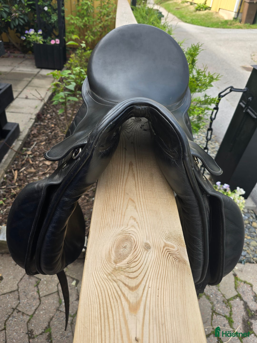 Sadlar hästutrustning till salu: Trevlig begagnad och välvårdad dressyrsadel i Åkers Styckebruk - Annons 3