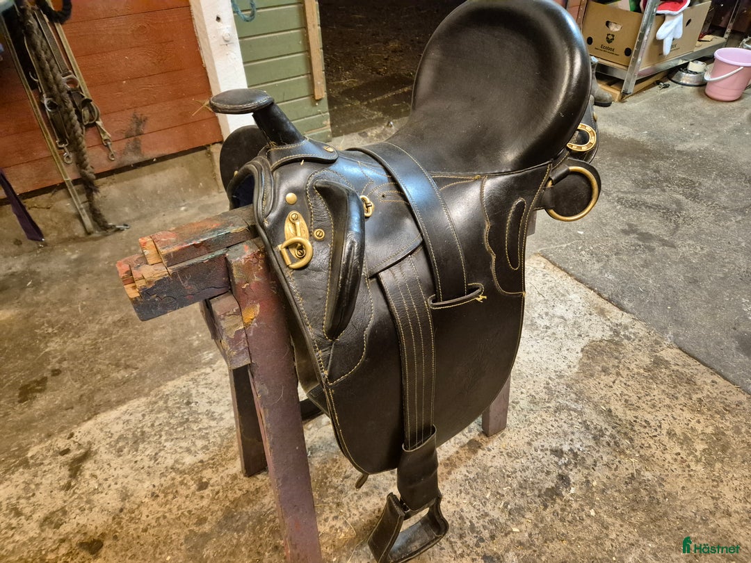 Sadlar hästutrustning till salu: Fin australiensisk stocksadle i Mjölby - Annons 1