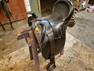 Sadlar hästutrustning till salu: Fin australiensisk stocksadle i Mjölby - Annons 1