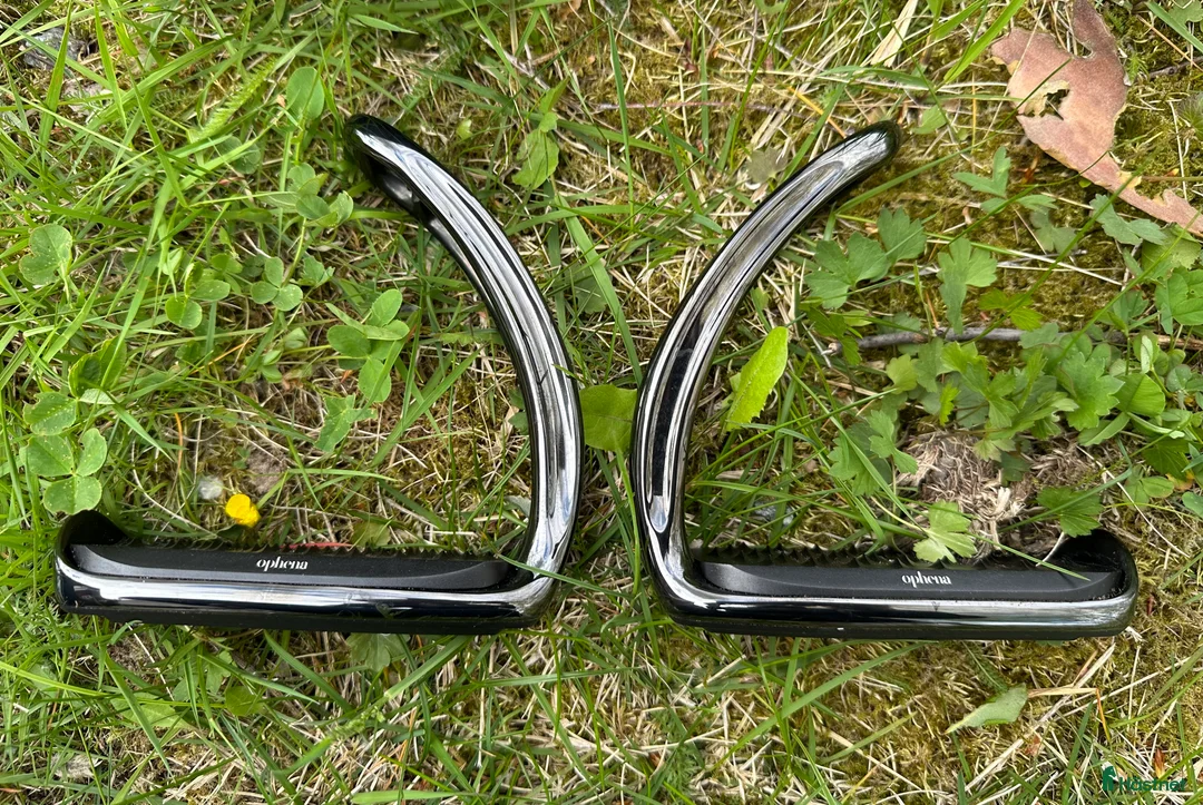 Stigbyglar hästutrustning till salu: Ophena stigbyglar i Köping - Annons 1