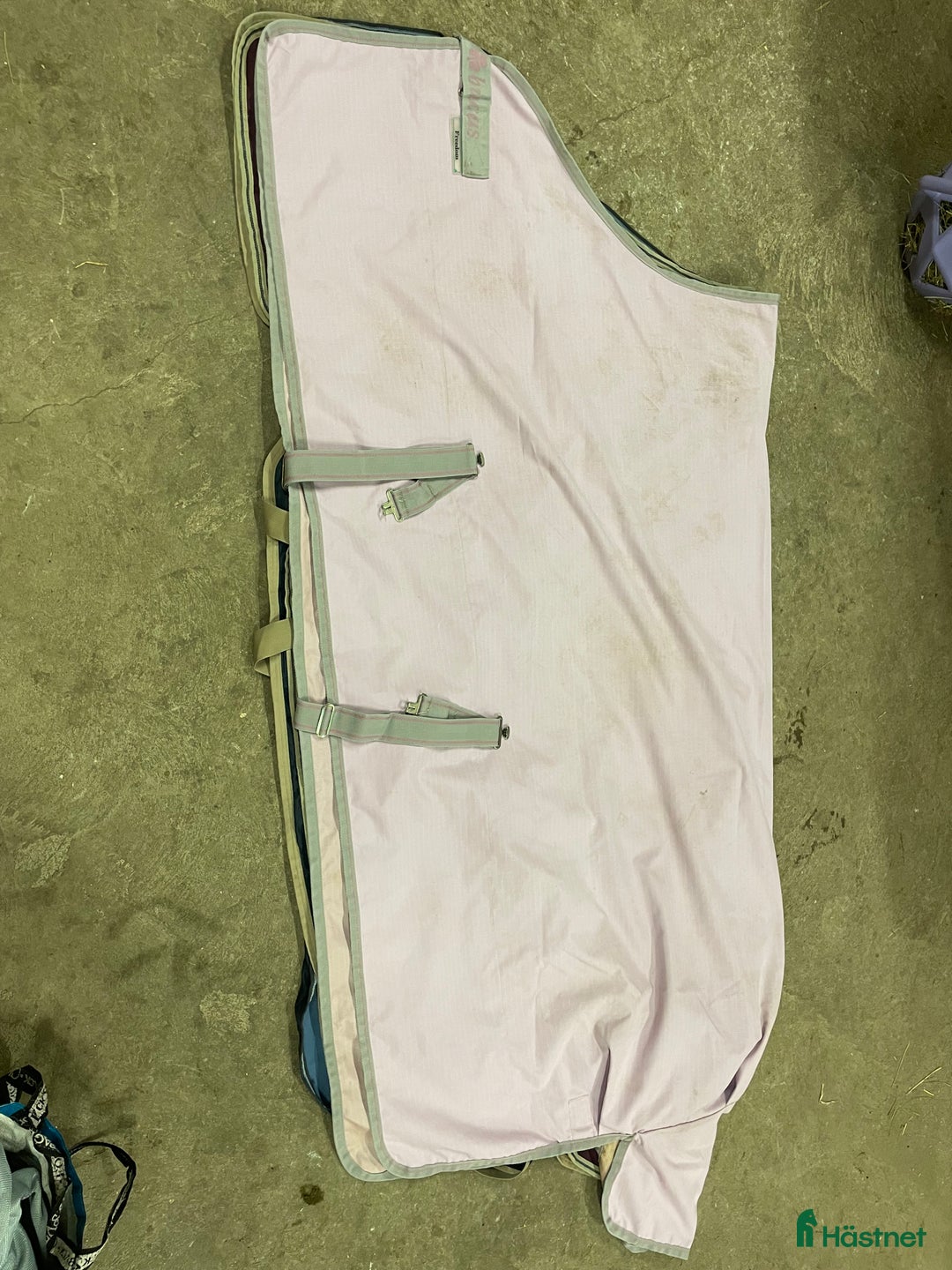 Täcken hästutrustning till salu: Bucas Regntäcke  i Skara - Annons 1