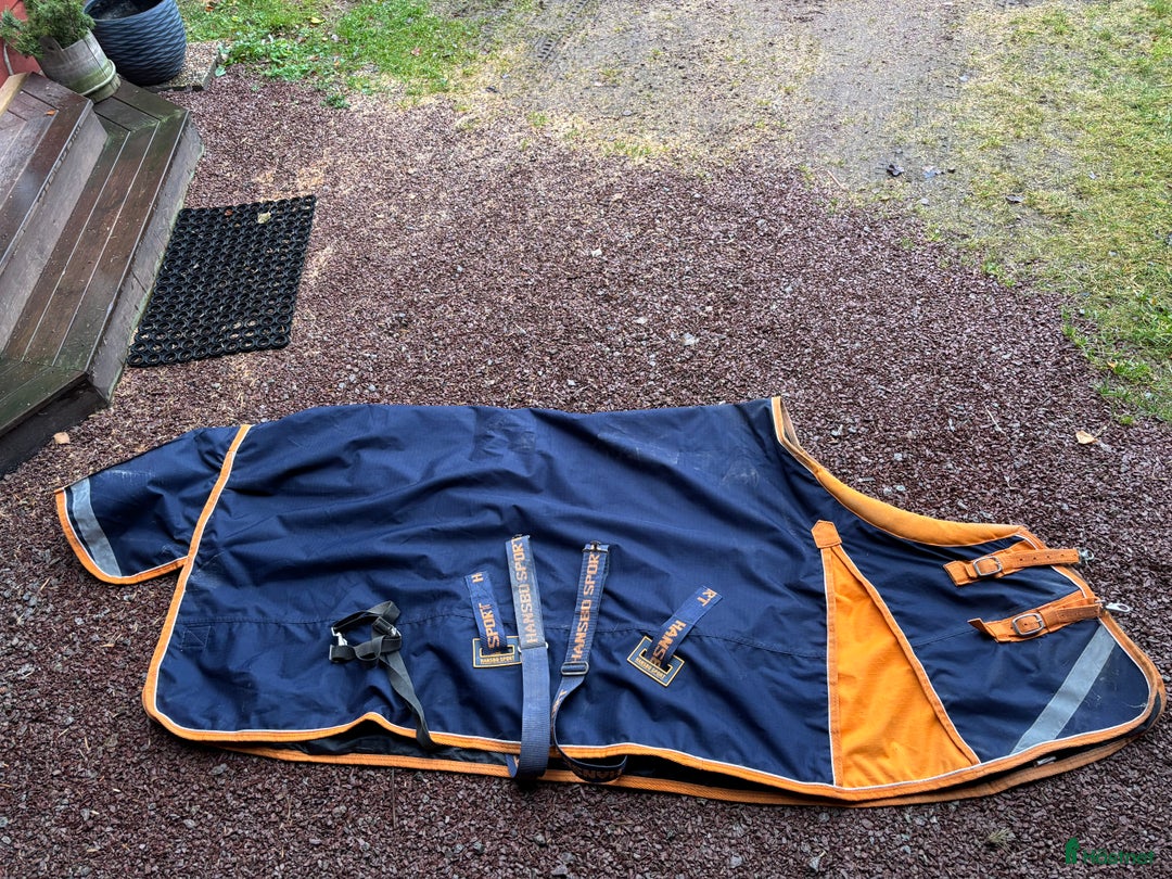 Täcken hästutrustning till salu: Regntäcke i Sollerön - Annons 1