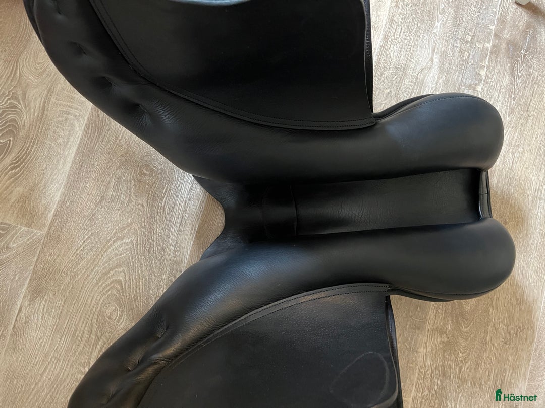 Sadlar hästutrustning till salu: Mycket fin hoppsadel i Åby - Annons 3