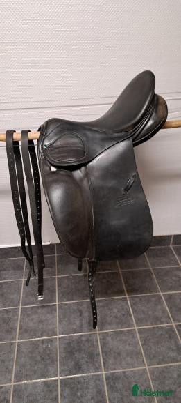 Sadlar hästutrustning till salu: Dressyrsadel 17’ 30 Stübben Scandica i Arvika - Annons 1
