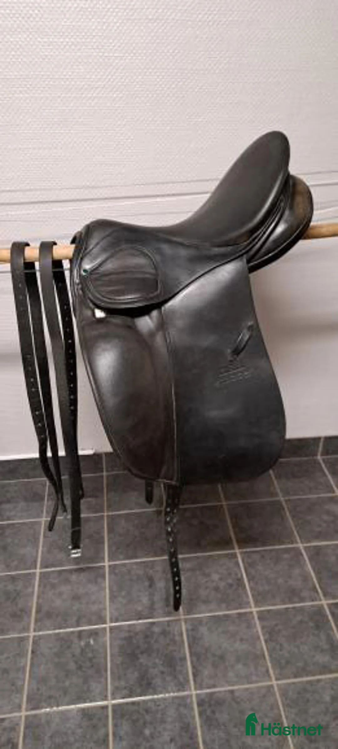 Sadlar hästutrustning till salu: Dressyrsadel 17’ 30 Stübben Scandica i Arvika - Annons 1