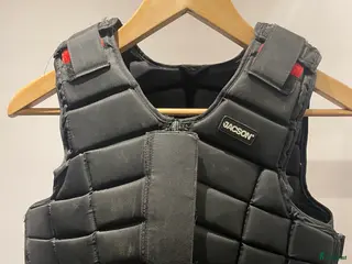 Säkerhetsvästar ryttarutrustning till salu: Junior ridväst i Stenungsund - Annons 1