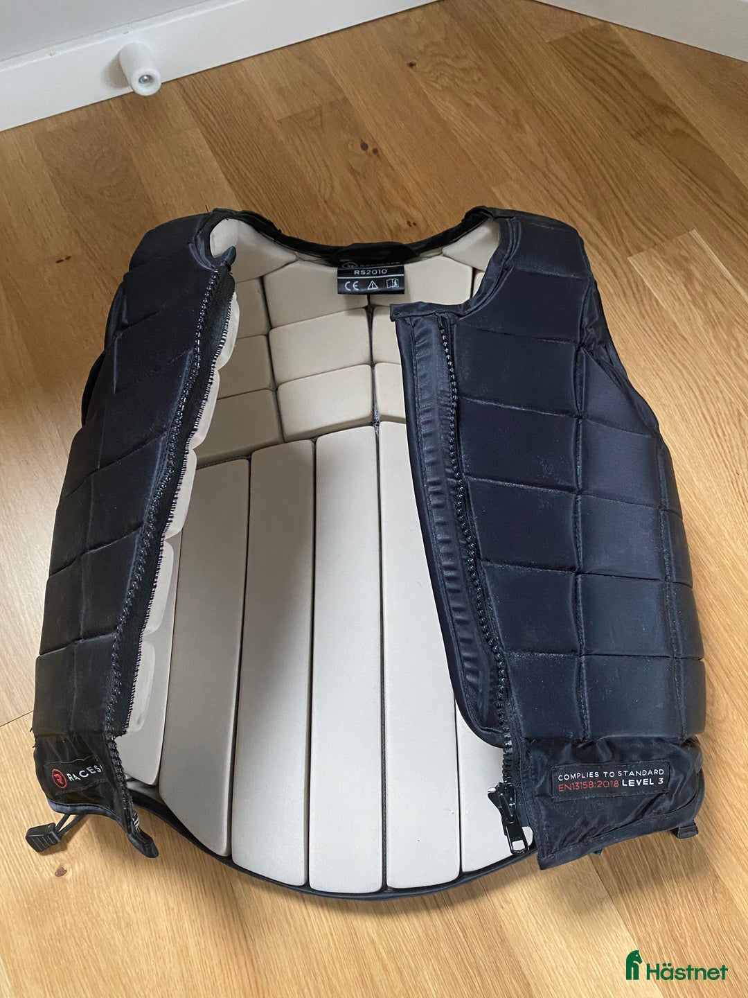 Säkerhetsvästar ryttarutrustning till salu: Säkerhetsväst i mycket bra skick  i Älvsjö - Annons 1
