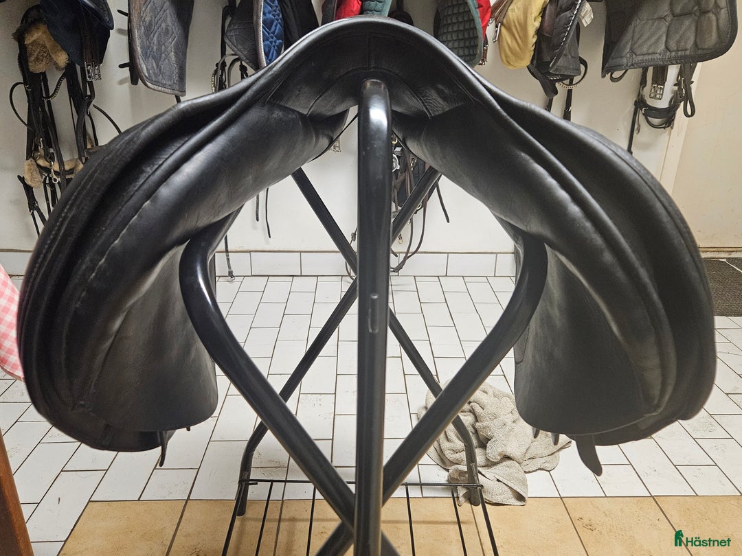 Sadlar hästutrustning till salu: Jeremy Rudge hoppsadel  i Södertälje - Annons 5