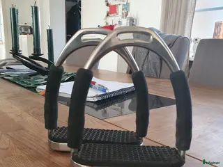 Stigbyglar hästutrustning Fina flexibla stigbyglar - Annons 1