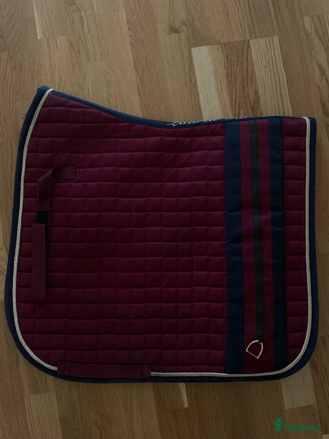 Schabrak & Vojlockar hästutrustning till salu: Vinrött dressyrschabrak - Annons 1