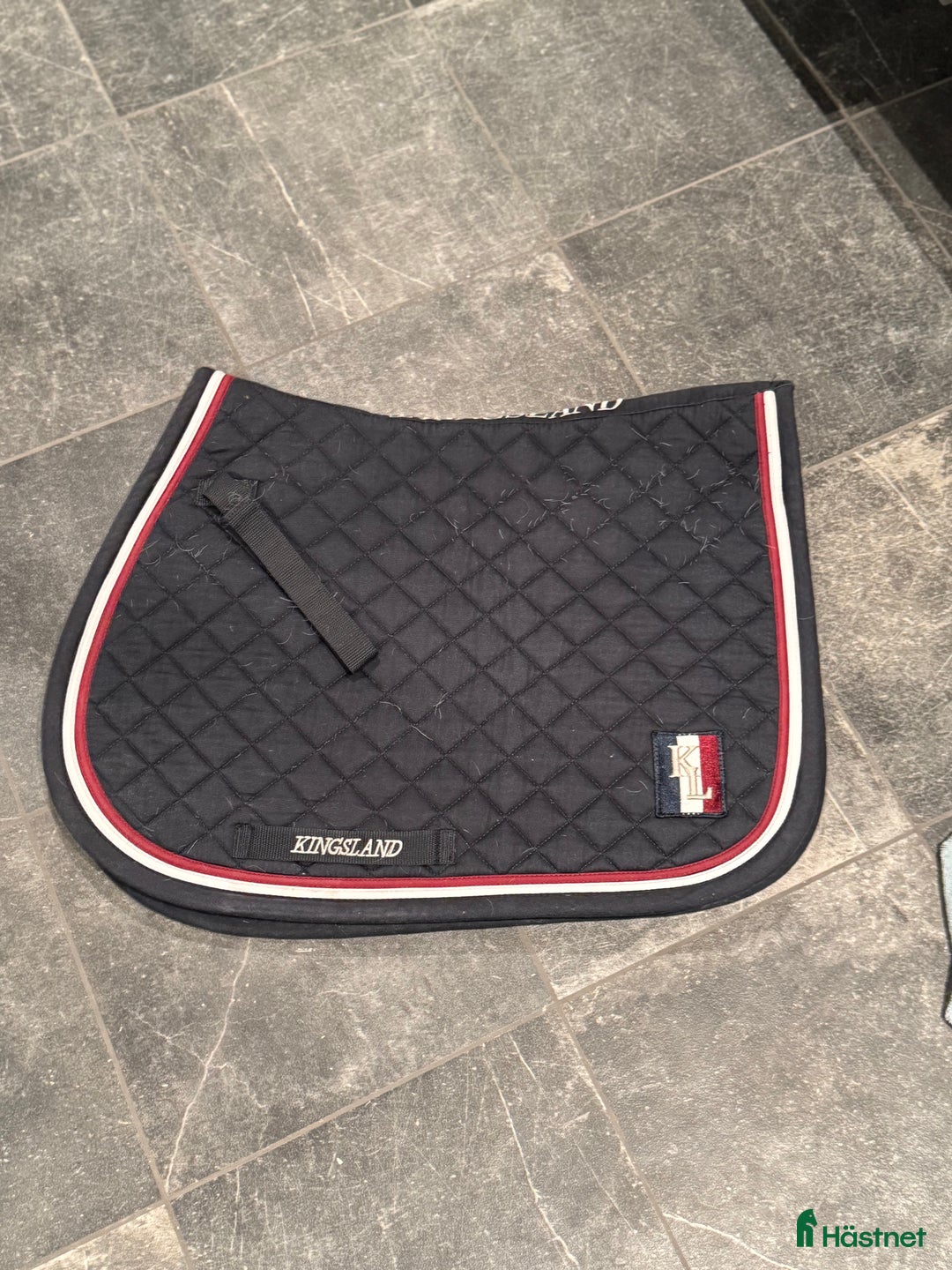Schabrak &amp; Vojlockar hästutrustning till salu: Fint kingsland schabrak! i Rävlanda - Annons 1