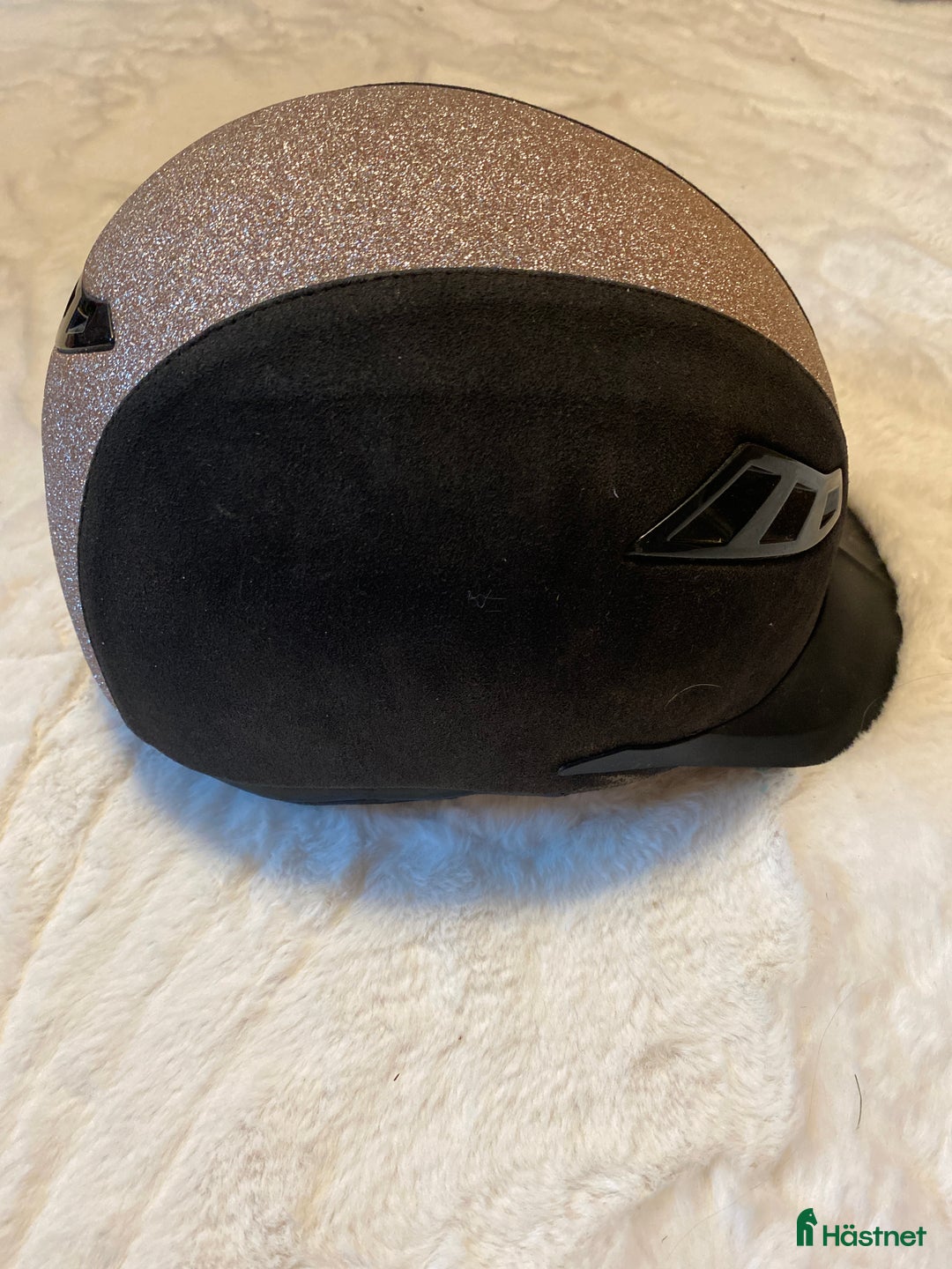 Hjälmar ryttarutrustning till salu: Rosa-lila hjälm Lynx 55 i Täby - Annons 3
