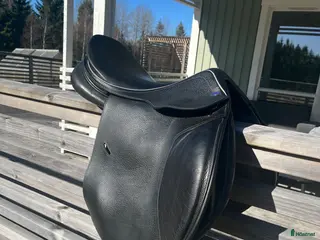 Sadlar hästutrustning Svart allround sadel i fint skick - Annons 1
