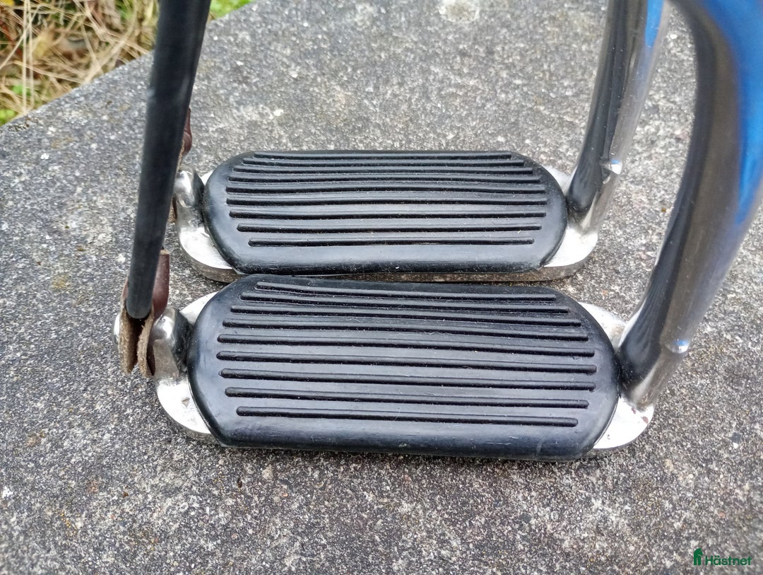 Stigbyglar hästutrustning till salu: Säkerhets stigbyglar  i Strömstad - Annons 3