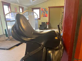 Sadlar hästutrustning till salu: Prestige Rembrandt dressyr svart. i Söderby - Annons 1