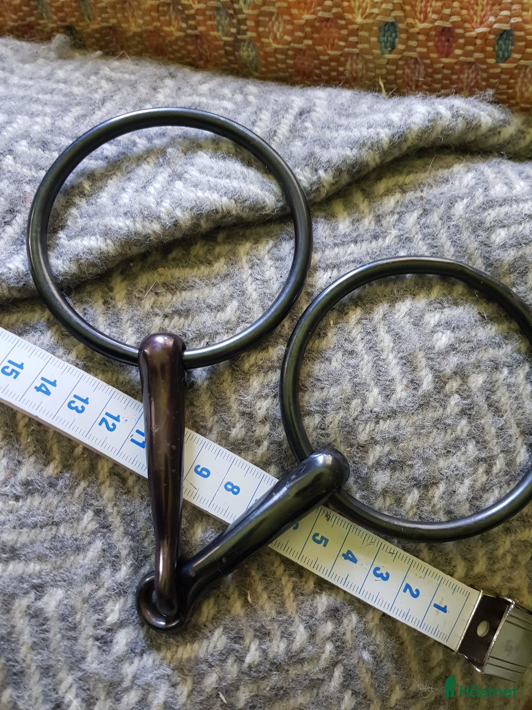 Bett hästutrustning till salu: Tvådelat bett med stora ringar i Söråker - Annons 2