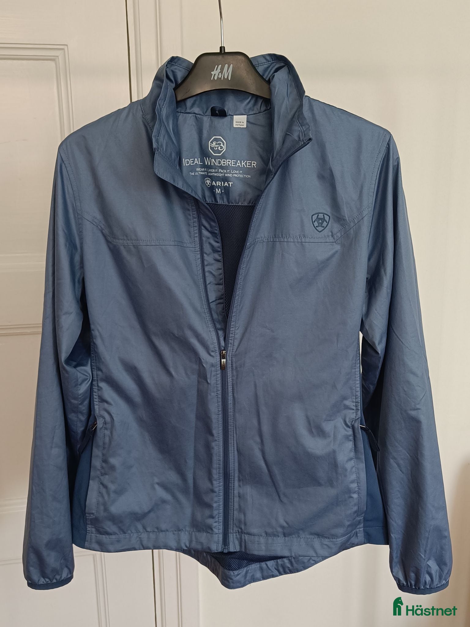 Jackor & Kavajer ryttarutrustning till salu: Gråblå Ariat windbreaker stl M - Annons 1