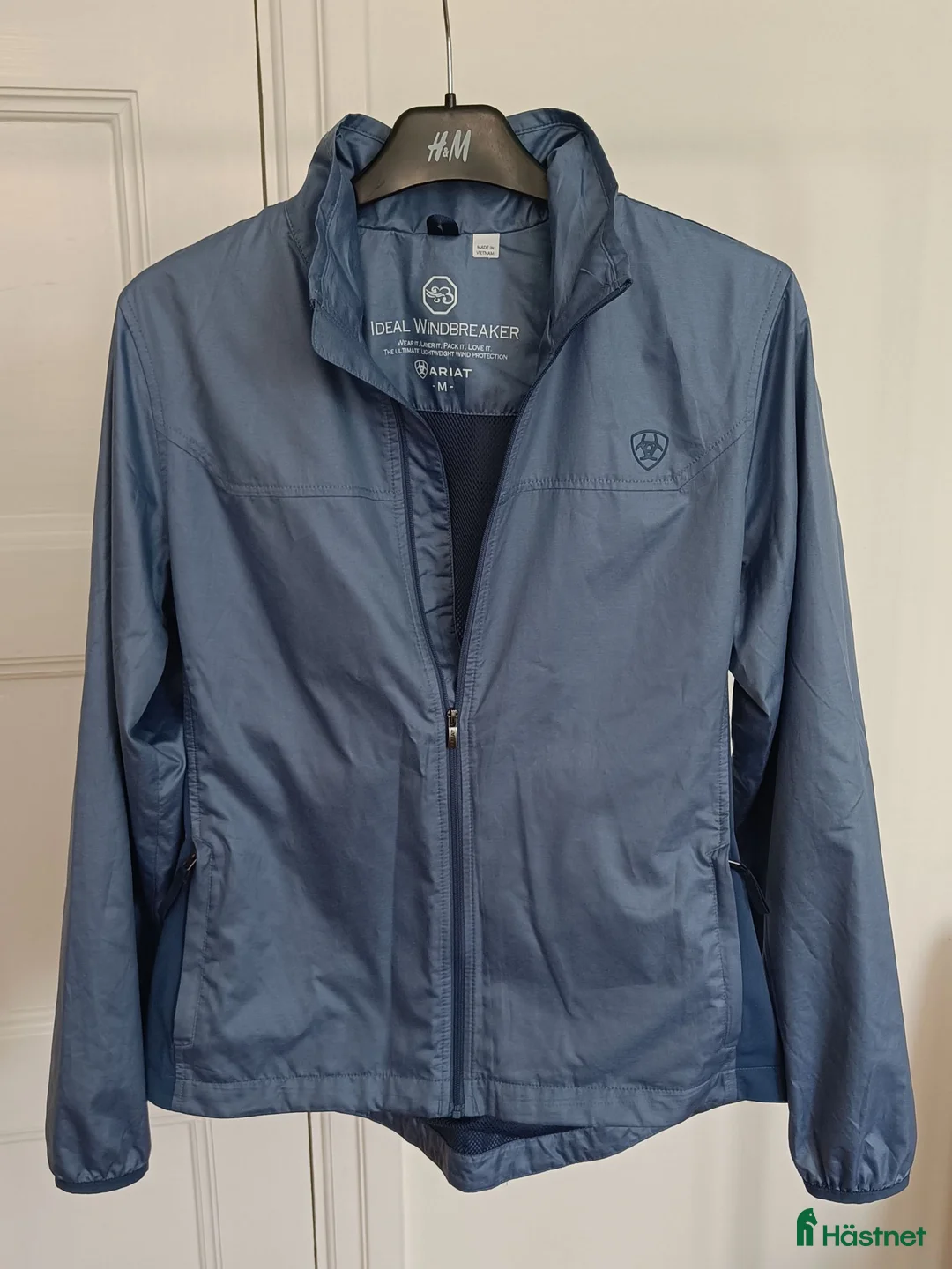 Jackor & Kavajer ryttarutrustning till salu: Gråblå Ariat windbreaker stl M - Annons 1