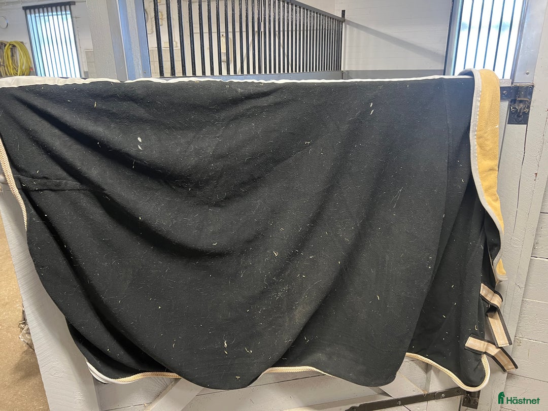 Täcken hästutrustning till salu: Stall/fleece i Växjö - Annons 6