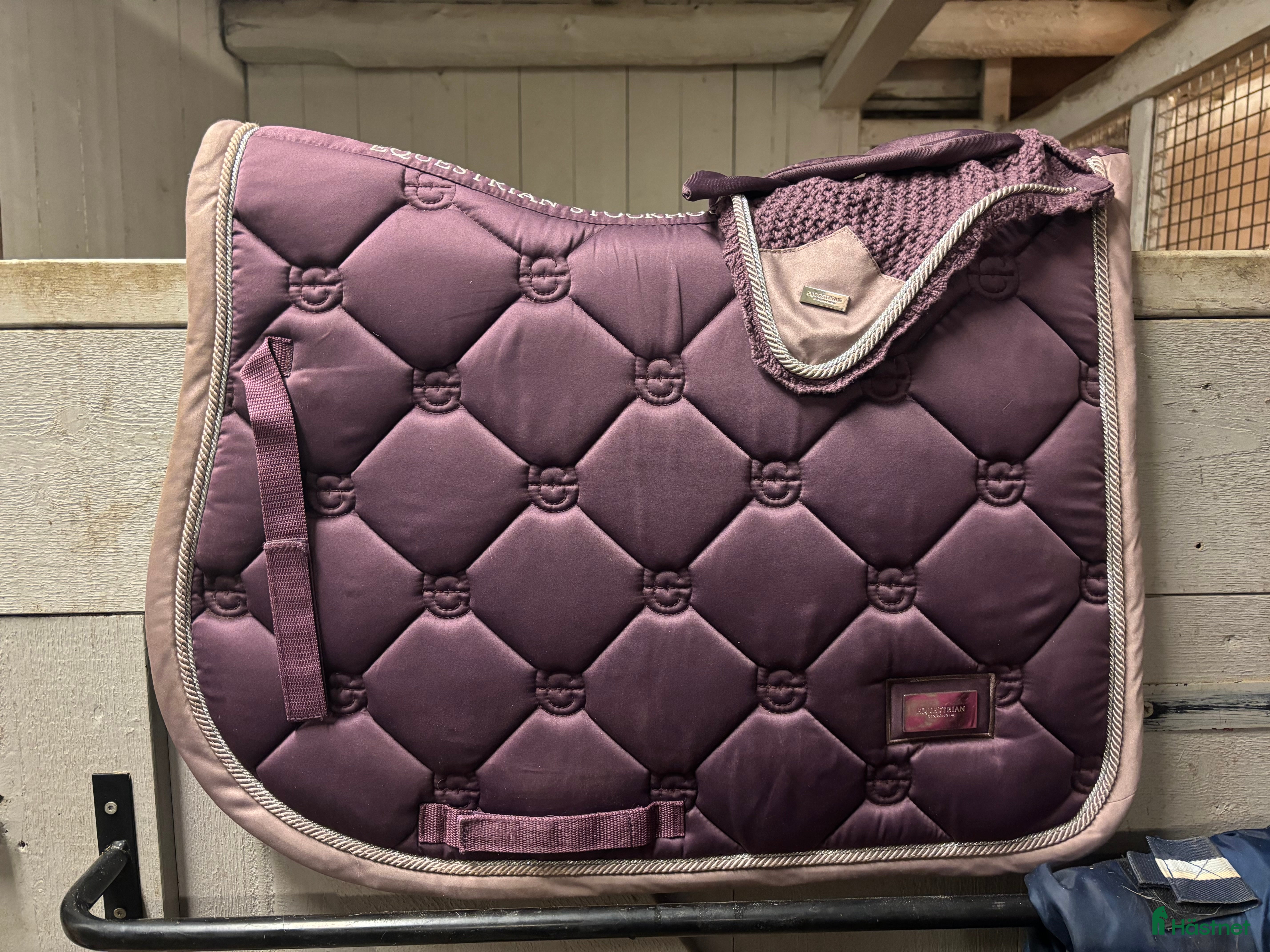 Schabrak & Vojlockar hästutrustning till salu: Esstockholm schabrak & huva - Annons 1