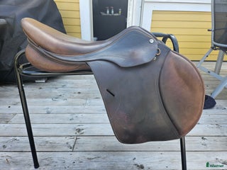 Sadlar hästutrustning till salu: R Pessoa sadel 17,5 tum i Nyköping - Annons 2