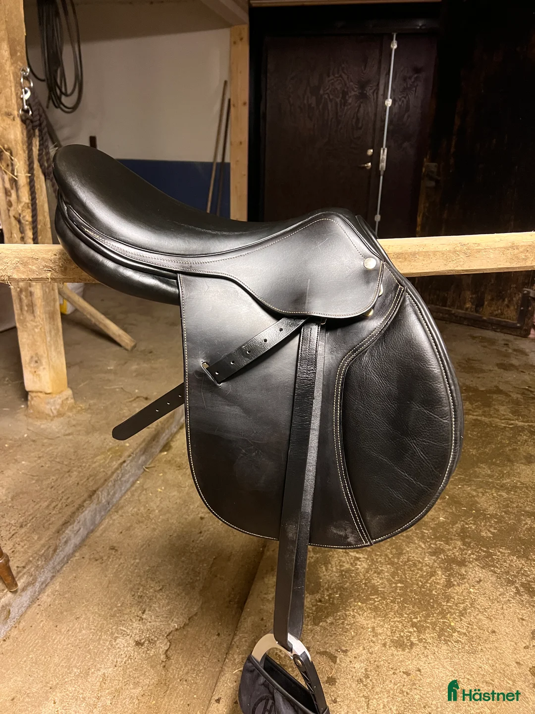 Sadlar hästutrustning till salu: Hoppsadel i fint skick - Annons 2