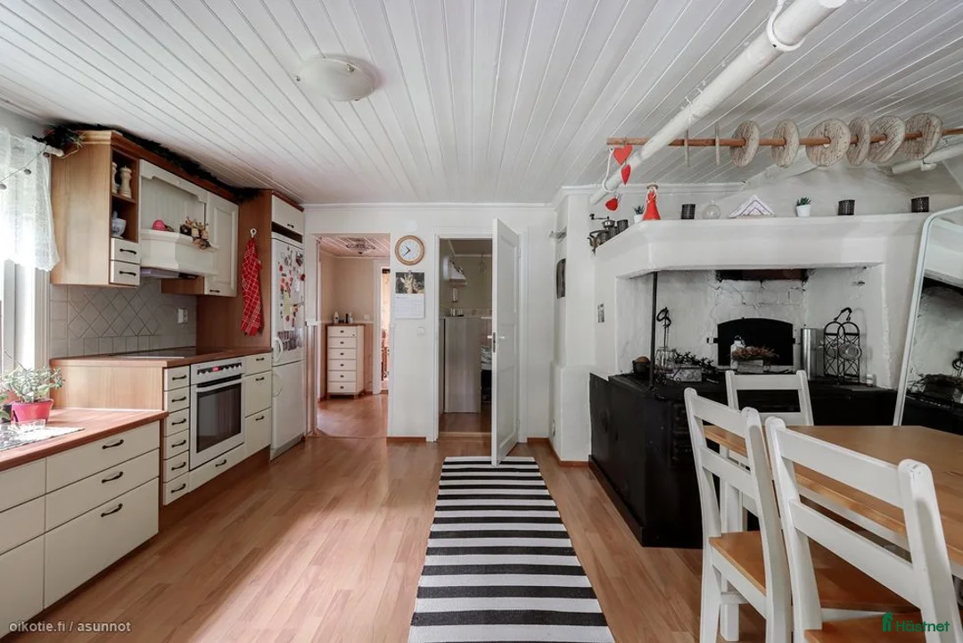  hästgårdar till salu: Charmigt timmerhus från 1800-talet med stall i Söderkulla - Annons 12