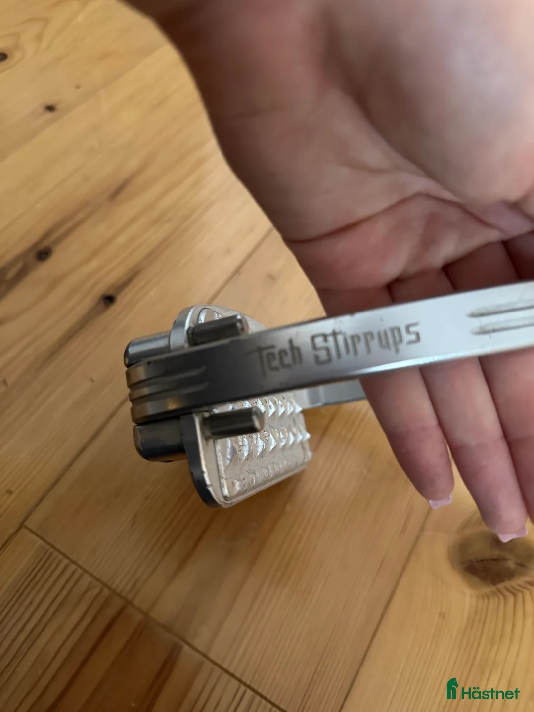 Stigbyglar hästutrustning till salu: Silvriga tech stirrups  i Glanshammar - Annons 2