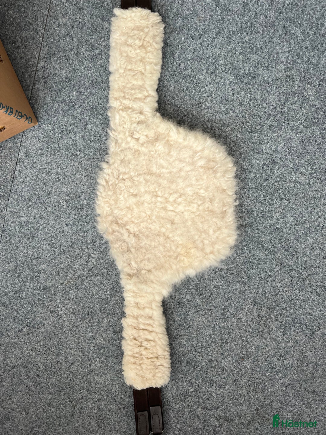 Sadeltillbehör hästutrustning till salu: Magplatta 135, fårskinnspadd  i Bankeryd - Annons 4