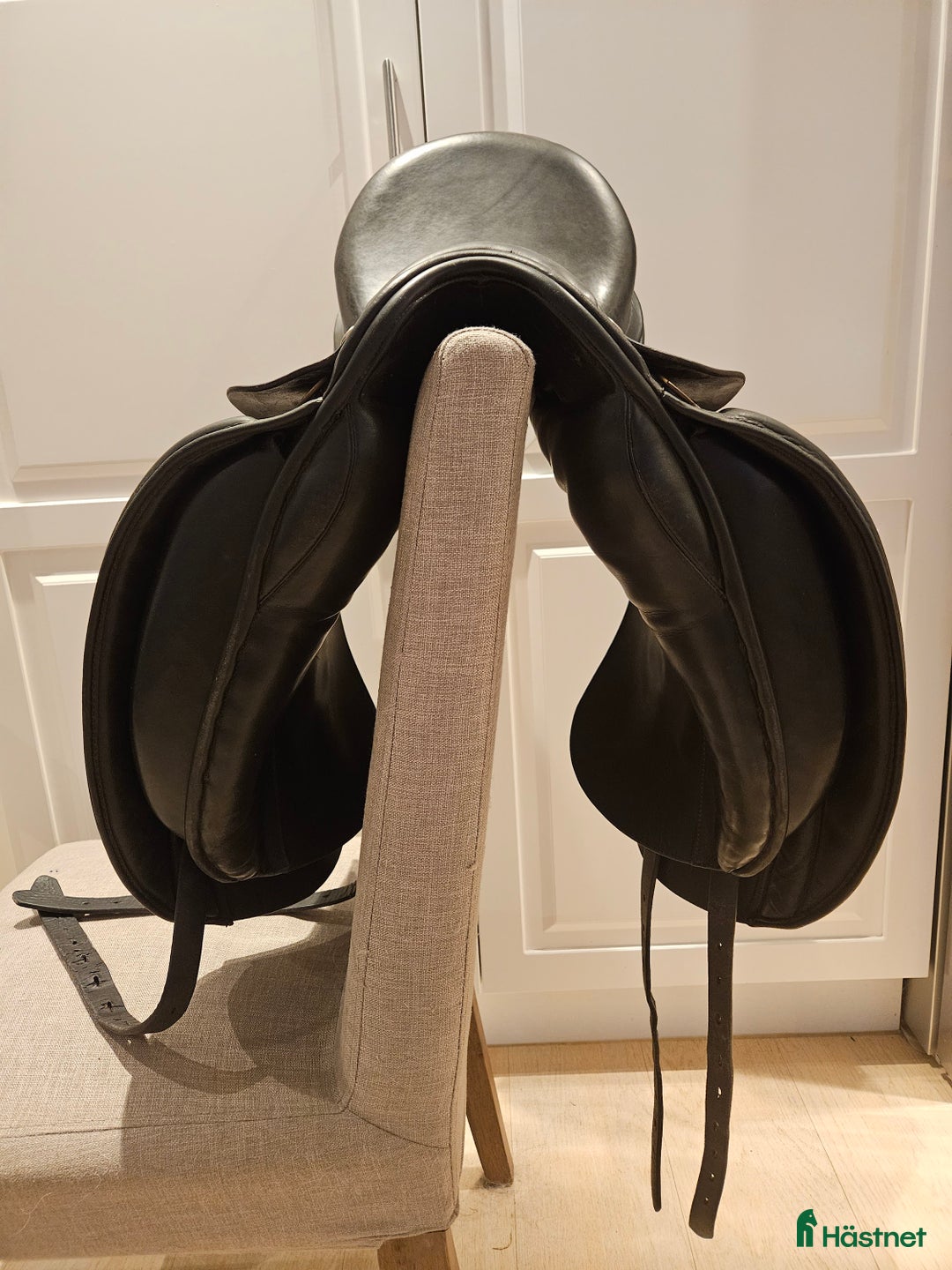 Sadlar hästutrustning till salu: 18'' Hulsebos Dressyrsadel i Österbybruk - Annons 3