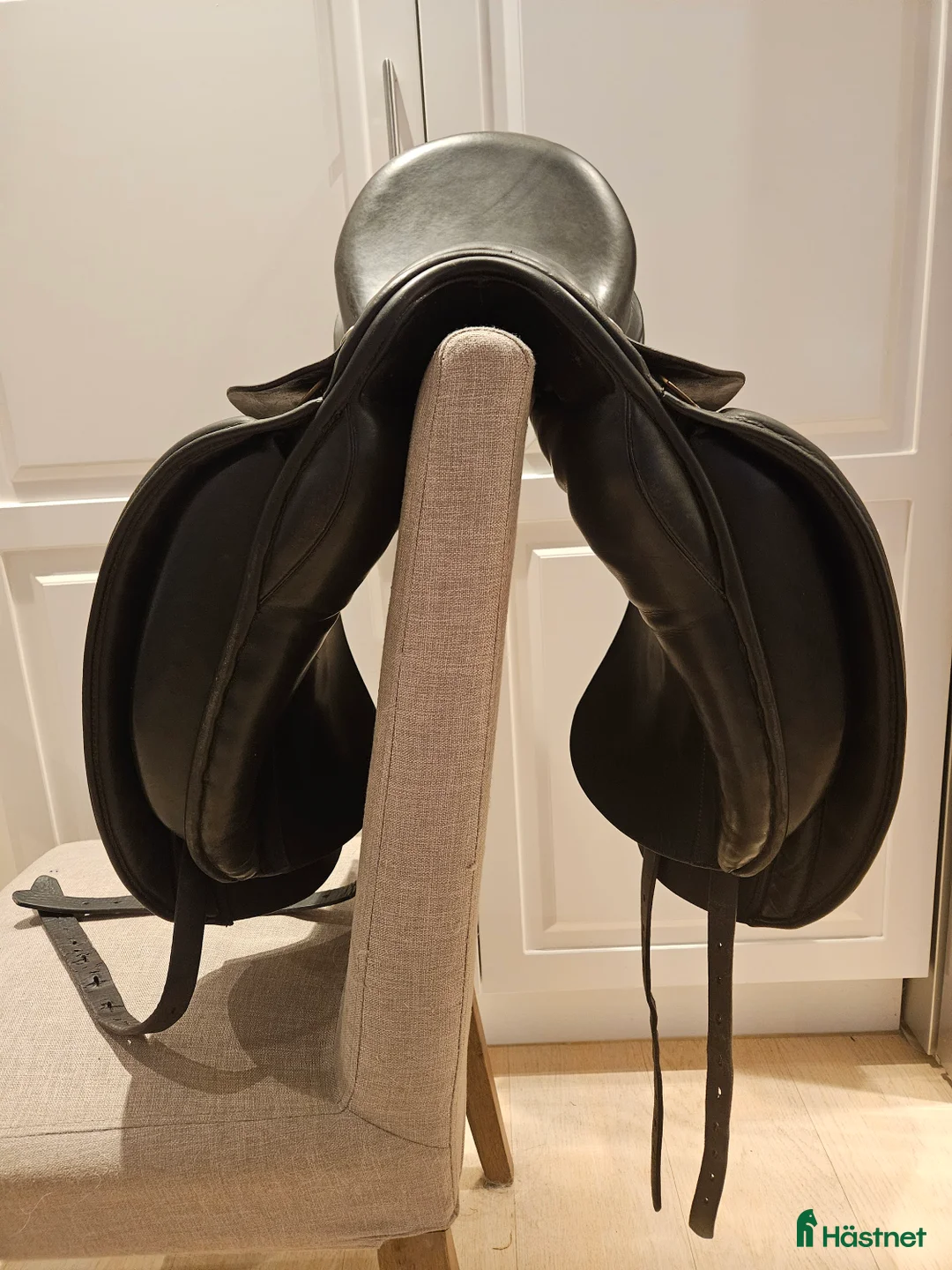 Sadlar hästutrustning till salu: 18'' Hulsebos Dressyrsadel i Österbybruk - Annons 3