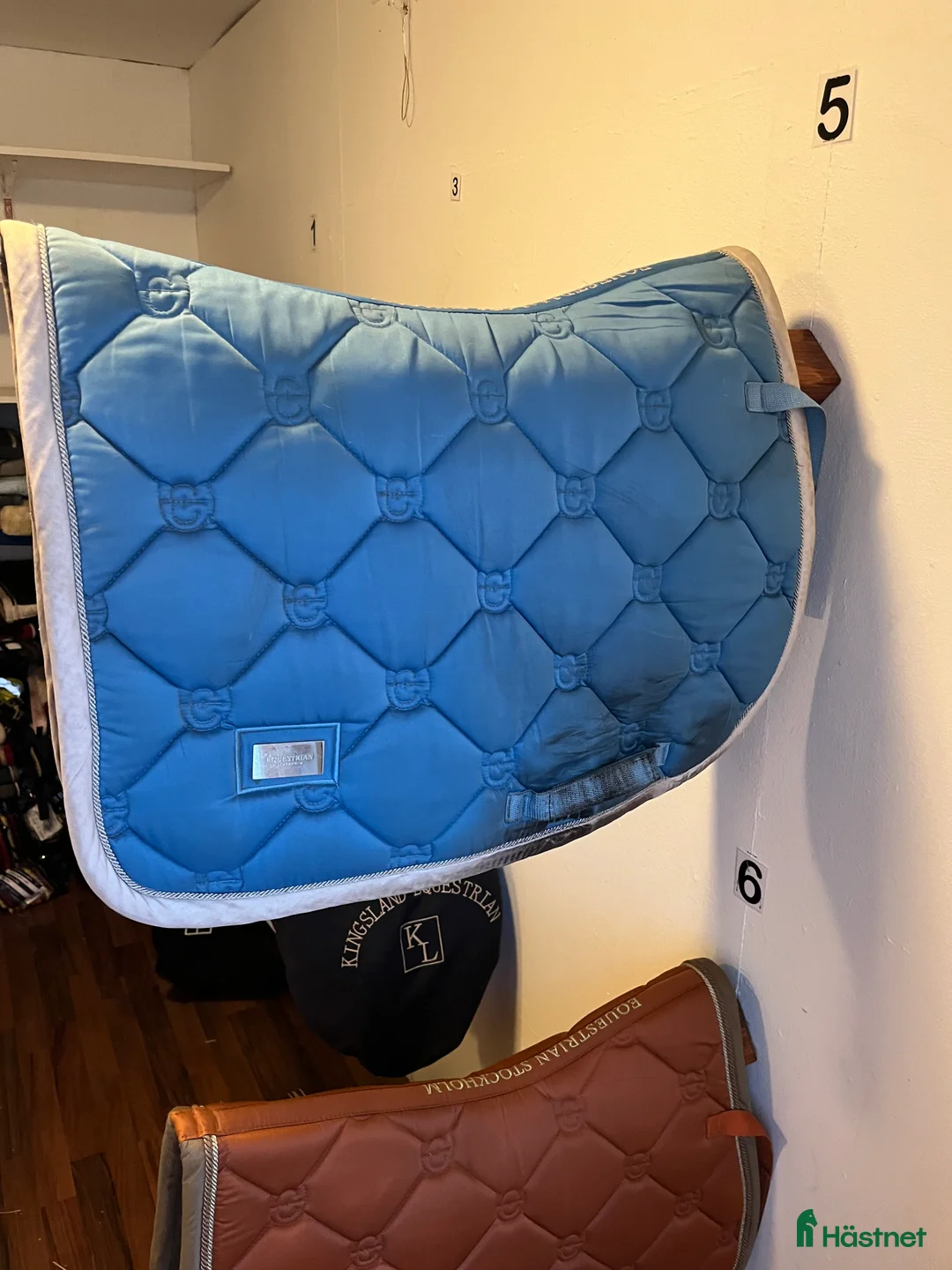 Schabrak & Vojlockar hästutrustning till salu: Blått Equestrian Stockholm schabrak i Helsingborg - Annons 2