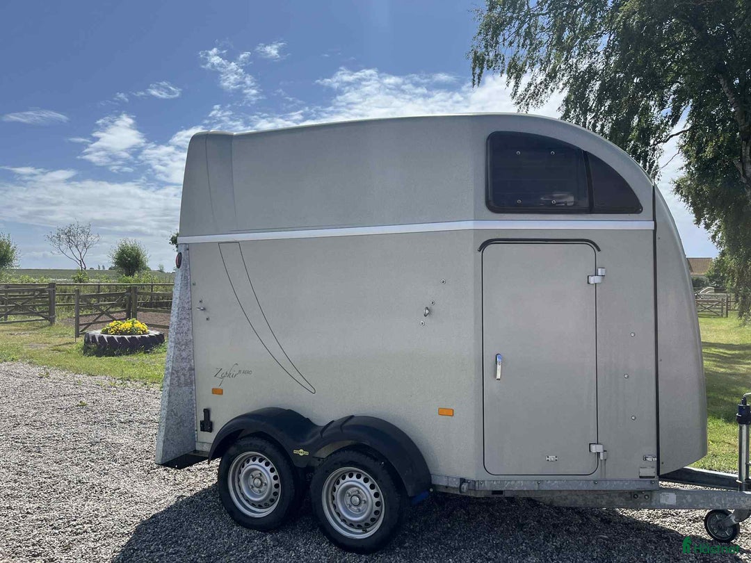 Hästtransporter  fordon & transport till salu: Mycket fin hästtransport med sadelkammare i Löderup - Annons 2