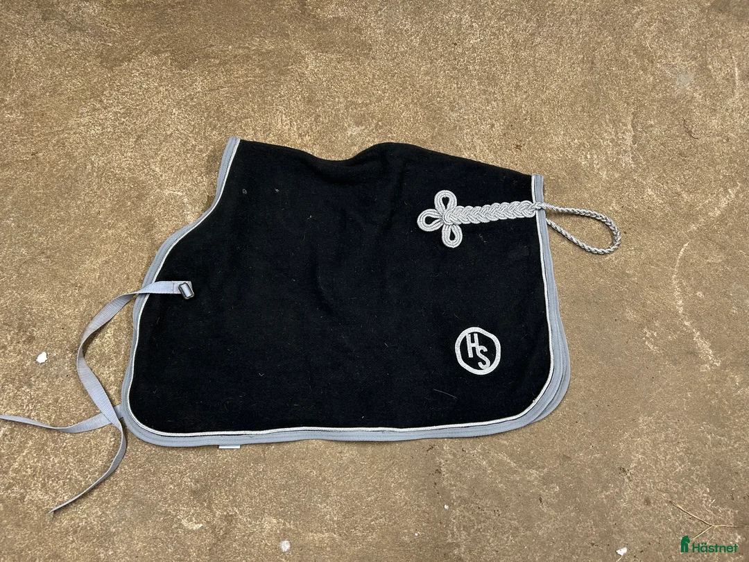 Täcken hästutrustning till salu: Ylle ländtäcke str ponny i Munka-ljungby - Annons 1