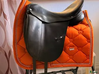 Sadlar hästutrustning Otroligt skön dressyrsadel - Annons 1