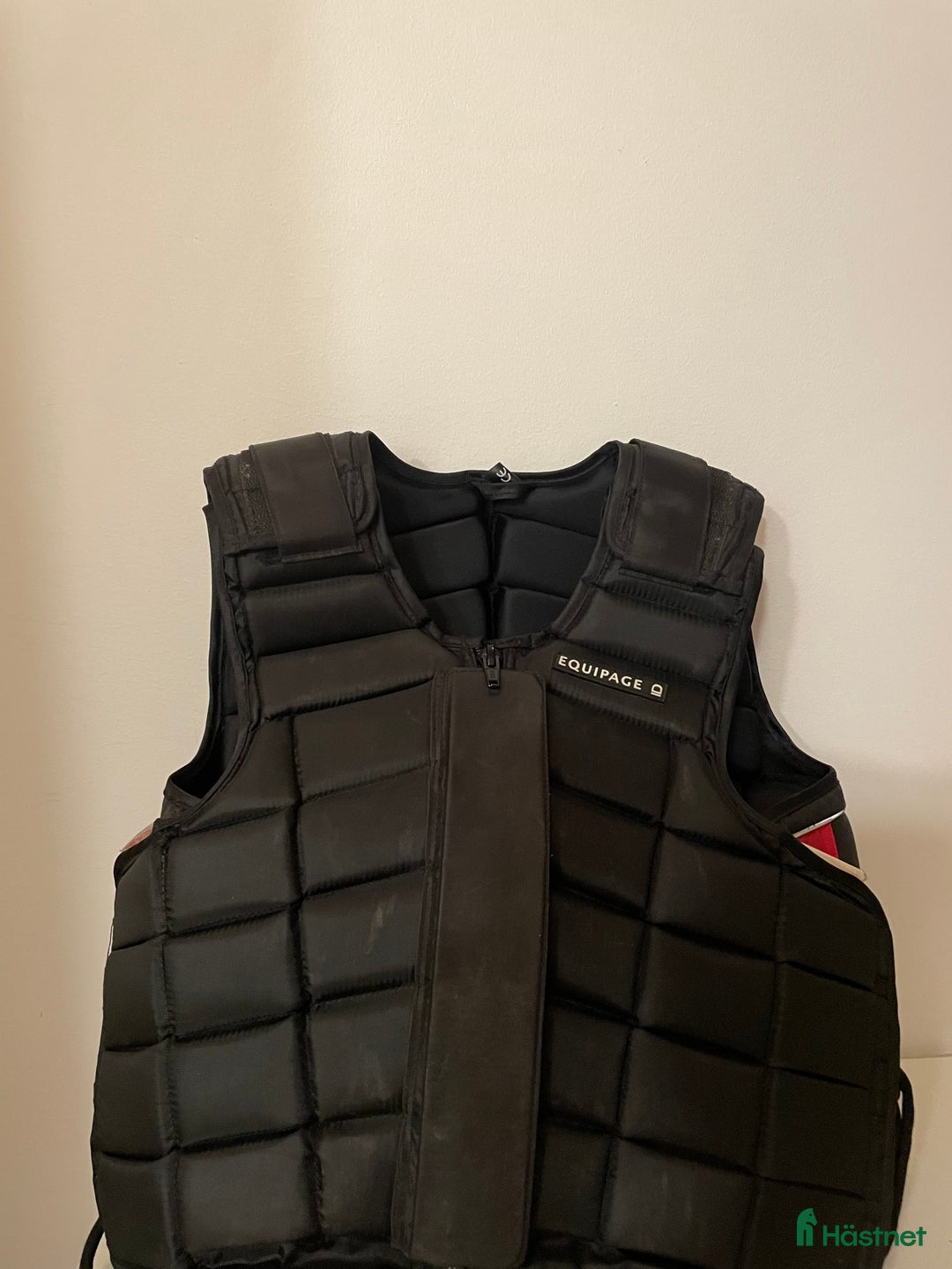 Säkerhetsvästar ryttarutrustning till salu: Svart ridväst till salu i Södertälje - Annons 1