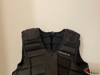 Säkerhetsvästar ryttarutrustning till salu: Svart ridväst till salu i Södertälje - Annons 1