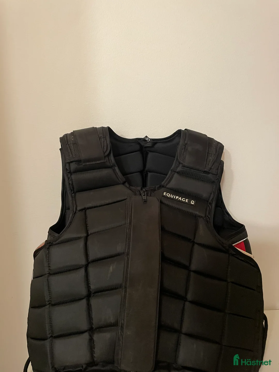 Säkerhetsvästar ryttarutrustning till salu: Svart ridväst till salu i Södertälje - Annons 1
