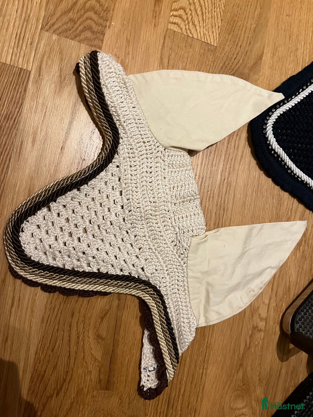 Övrig Hästutrustning hästutrustning till salu: Ridstövlar, benskydd, stigbyglar, huvor… i Ystad - Annons 8