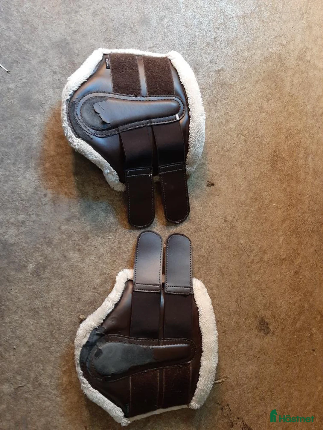 Benskydd hästutrustning till salu: Bruna damasker med fluff  - Annons 1