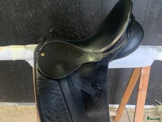 Sadlar hästutrustning till salu: Dressyrsadel Bates Caprilli 16" i Kimstad - Annons 10