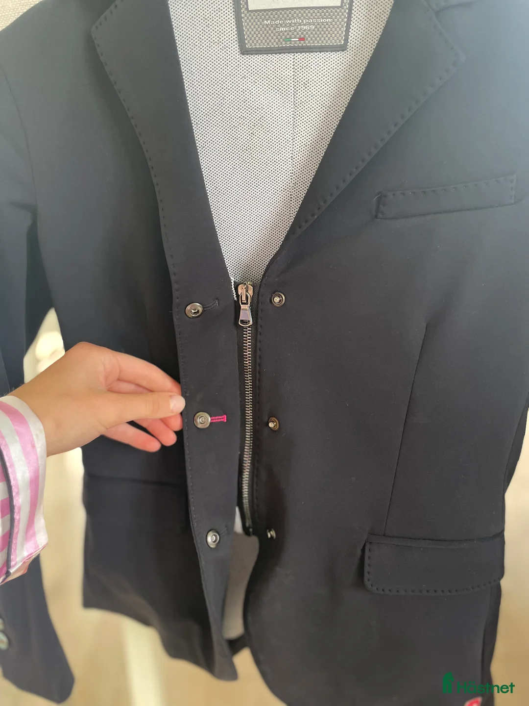 Jackor & Kavajer ryttarutrustning till salu: Animo kavaj i Rolfstorp - Annons 3