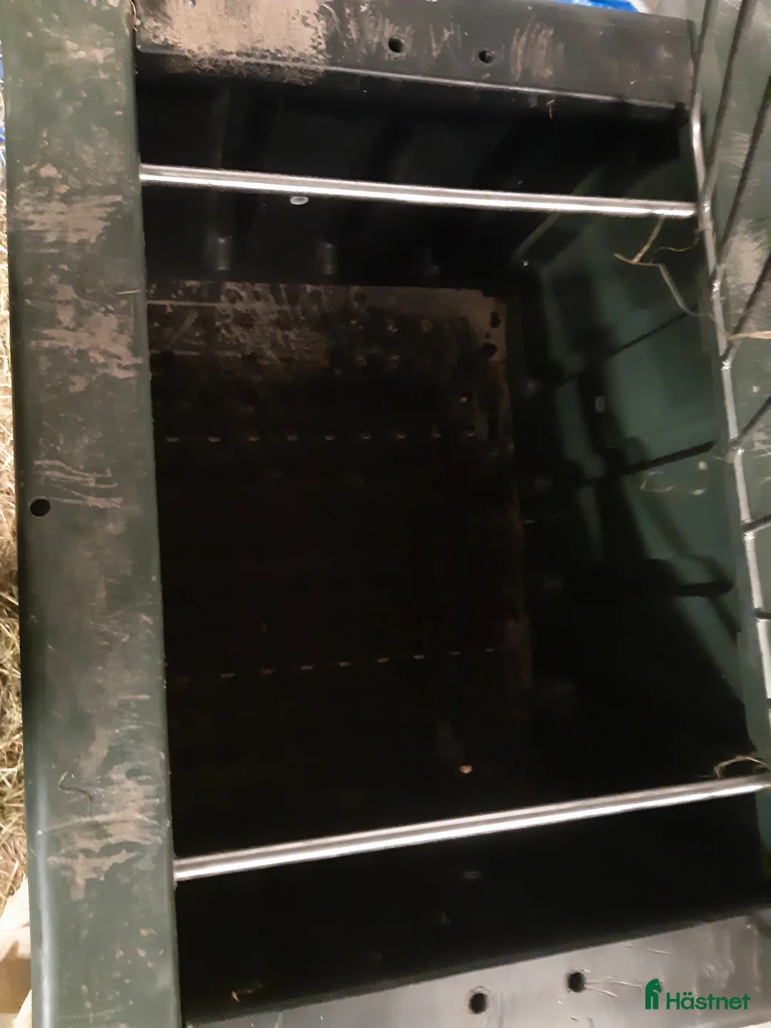 Stallinredning, stängsel & gård övrig utrustning till salu: Hölåda med slowfeed galler i Sollebrunn - Annons 3