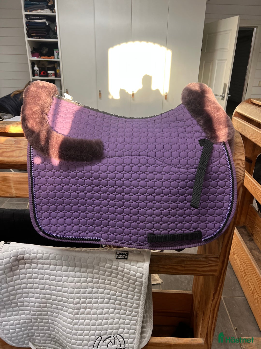 Schabrak & Vojlockar hästutrustning till salu: Mattes hoppschabrak fårskinn i Sigtuna - Annons 1