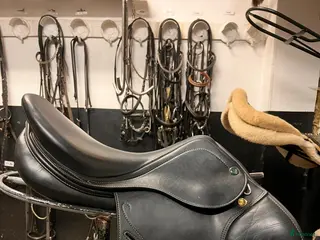 Sadlar hästutrustning Prestige hoppsadel fint skick! i Gävle - Annons 1