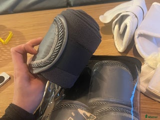 Övrig Hästutrustning hästutrustning till salu: Oanvända fleecelindor grå HKM i Johanneshov - Annons 3