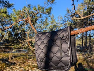 Schabrak & Vojlockar hästutrustning till salu: Två schabrak från Equestrian Stockholm i Stenhamra - Annons 21